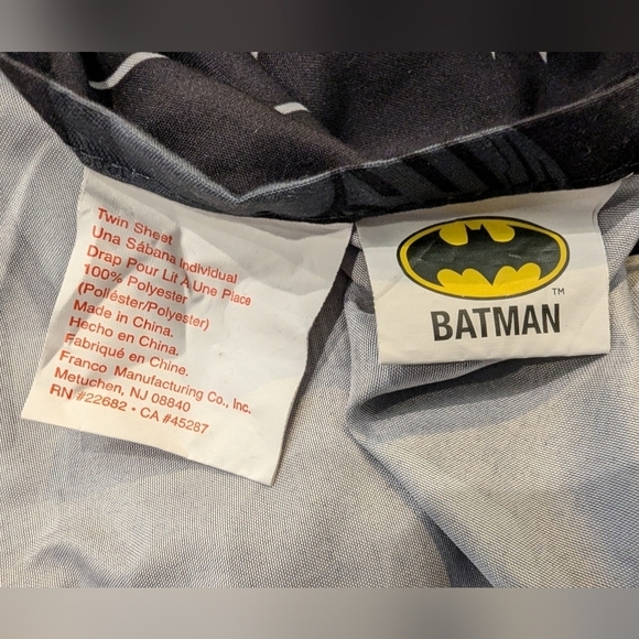 Batman linens Twin size, 2 flat 1 fitted polyester, includes  Small batman plush - Picture 7 of 8